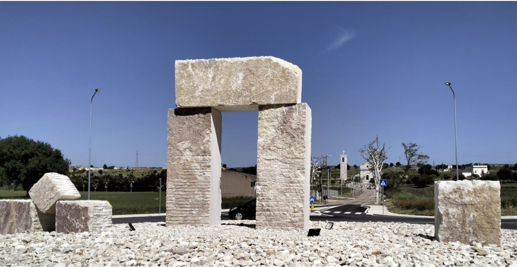 Apricena, capitale della pietra, ha dedicato l’imponente “porta delle cave” a Claudio D’Amato Guerrieri, fondatore della scuola di architettura del politecnico